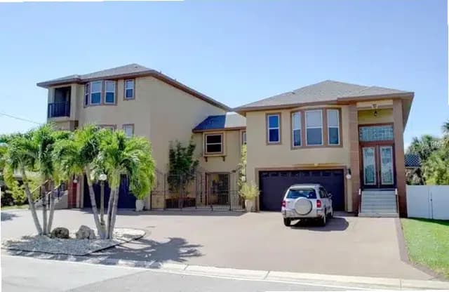 Transformations by the Gulf — photo thumbnail 3