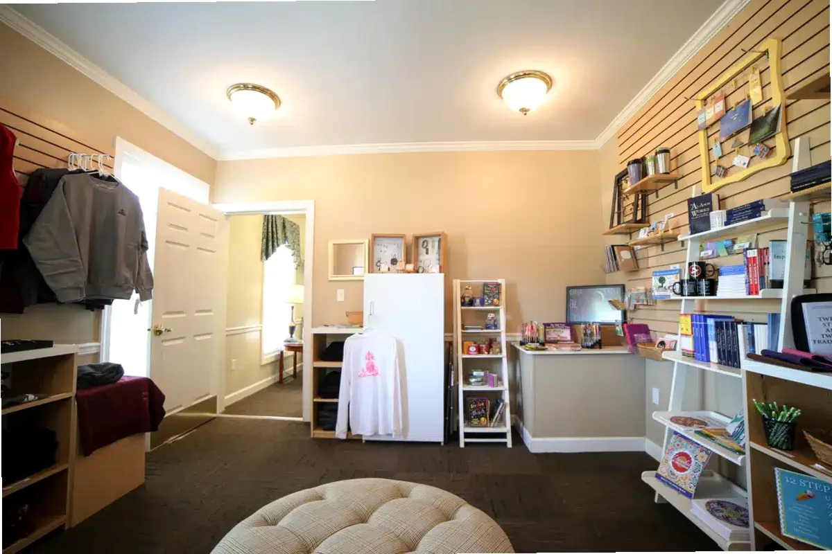 Williamsburg Place — photo thumbnail 3