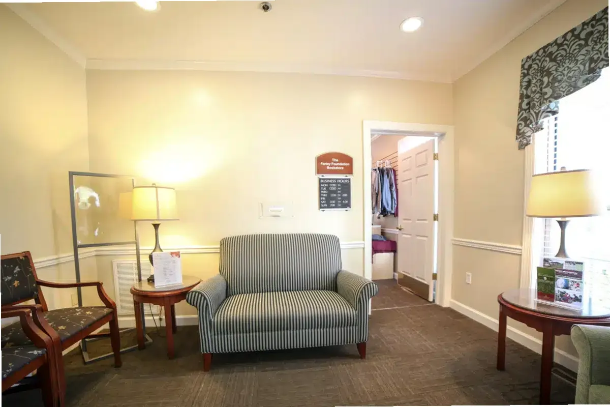 Williamsburg Place — photo thumbnail 5